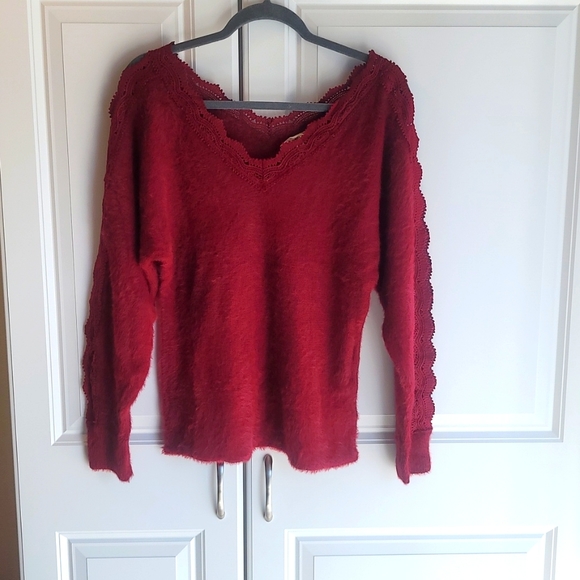 NWOT Eesome Fuzzy Eyelash Sweater with Embroidered Lace Detail Sleeve Size M/L - Picture 1 of 10